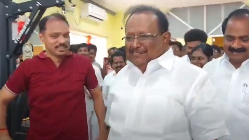 புதுக்கோட்டை மாவட்ட விளையாட்டு அரங்கில் முழுவதும் குளிர் ஊட்டப்பட்ட வசதி கொண்ட உடற்பயிற்சி கூடத்தை அமைச்சர்கள் ரகுபதி மெய்ய நாதன் திறந்து வைத்தனர் தமிழ்நாடு விளையாட்டு மேம்பாட்டு ஆணையம் புதுக்கோட்டை மாவட்டத்தின் சார்பாக நவீன உடற்பயிற்சி கூடம் திறப்பு விழா நடைபெற்றது
