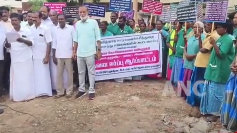 தமிழ்நாடு ஊரக வளர்ச்சித் துறை அனைத்துச் சங்கங்களின் கூட்டமைப்பு சார்பில் 16 அம்ச கோரிக்கைகளை வலியுறுத்தி மாவட்ட அளவிலான கவன ஈர்ப்பு ஆர்ப்பாட்டம் மதுரை மாவட்ட ஆட்சியர் அலுவலகத்தில் நடைபெற்றது.