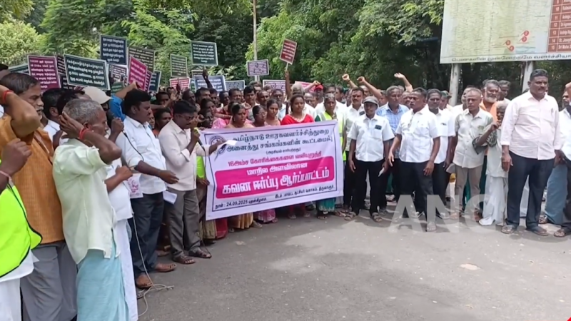 தமிழ்நாடு ஊரக வளர்ச்சித்துறை அனைத்து சங்கங்களின் கூட்டமைப்பு சார்பில் 16 அம்ச கோரிக்கைகளை நிறைவேற்றிட வலியுறுத்தி திருவாரூரில் கவன ஈர்ப்பு ஆர்ப்பாட்டம் …