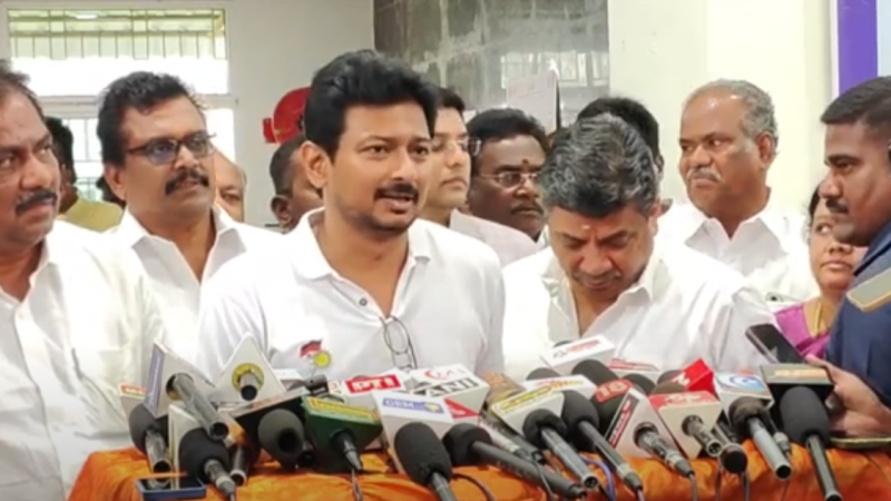 மதுரை மாவட்ட ஆட்சித்தலைவர் அலுவலக கூட்டரங்கில் தமிழக துணை முதலமைச்சர் உதயநிதி ஸ்டாலின் தலைமையில் அனைத்து துறை அலுவலர்களுடன் ஆய்வுக் கூட்டம் நடைபெற்றது,
