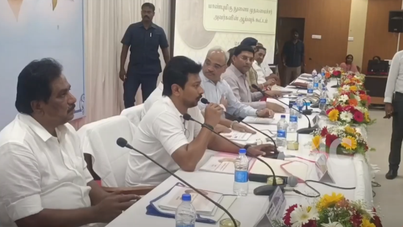 மதுரை மாவட்ட ஆட்சியர் அலுவலகத்தில் துணை முதல்வர் உதயநிதி ஸ்டாலின் தலைமையில் மதுரை மாவட்ட வளர்ச்சி திட்ட பணிகள் குறித்து ஆலோசனை