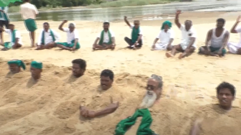 திருச்சியில் விவசாயிகள் காவிரி ஆற்றில் இறங்கி போராட்டம்