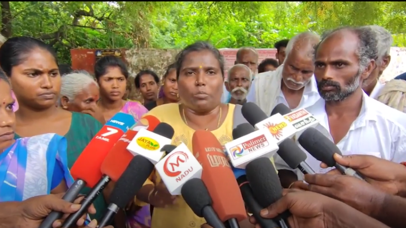 கிரசர் குவாரி கழிவு கற்களால் குடிநீர் குழாய் உடைக்கப்பட்டு அடிக்கடி குடிநீர் தடைபடுவதாக கூறி குவாரியை, உடனடியாக மூட வேண்டும் என மதுரை மாவட்ட ஆட்சியர் பிரவீன் குமாரிடம் மேலூர் பொதுமக்கள் மனு