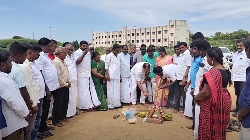 புதுக்கோட்டை சட்டமன்றத் தொகுதி மேம்பாட்டு நிதியிலிருந்து ரூபாய் 2 லட்சத்தில், புதுக்கோட்டை மாநகராட்சிக்குட்பட்ட வார்டு 33 உசிலங்குளம் பகுதியில் அமைந்துள்ள அய்யனார்திடலை சீரமைத்து விளையாட்டு வீரர்களுக்கு மேற்கூரை அமைக்கும் பணிக்கு அடிக்கல் நாட்டின் பணிகளை துவக்கி வைத்தார்