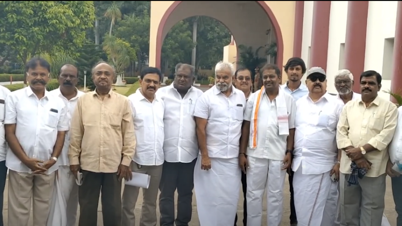 காங்கிரஸ் கட்சியின் மாநில தலைவர் செல்வப் பெருந்தகை குறித்து அவதூறாக பேசிய அதிமுக பொதுச் செயலாளரும் எதிர்க்கட்சித் தலைவர் ஆன எடப்பாடி பழனிச்சாமி மீது நடவடிக்கை எடுக்க கோரி கோவையில் காங்கிரஸ் கட்சியினர் புகார் அளித்துள்ளனர்..