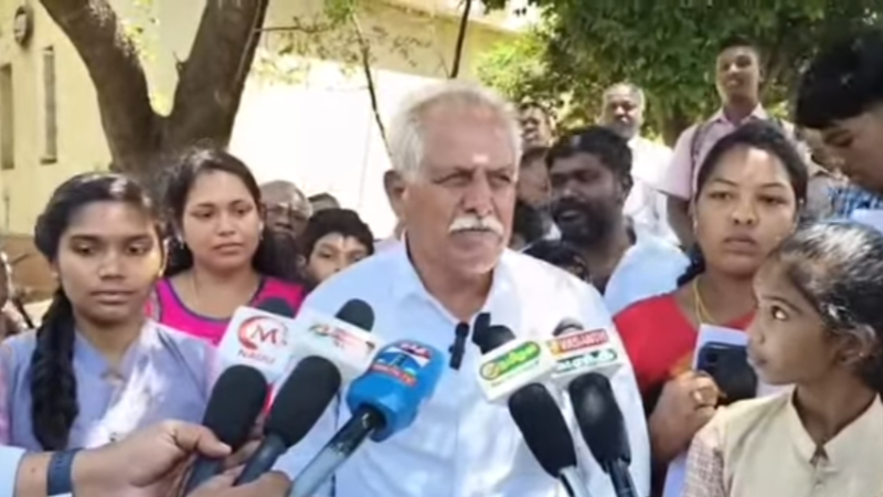 குழந்தைகளுக்கு பள்ளி கட்டிடம் கட்டிக் கொடுக்காமல் மைதானம் அமைத்து தருவதற்கு விளையாட்டுத்துறை முயற்சி எடுத்து வருவதாக அப்பகுதி பொதுமக்கள் குற்றச்சாட்டு