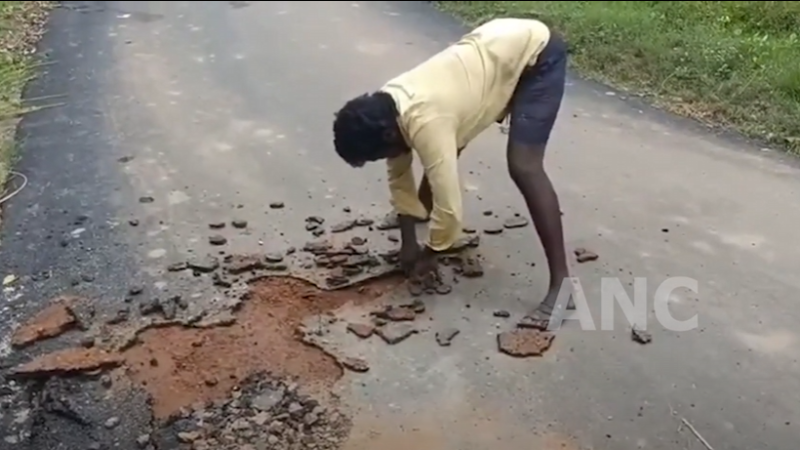 நான்கரை கோடி மதிப்பீட்டில் நான்கு கிலோ மீட்டர் தூரத்தில் தரம் இல்லாத சாலை அமைப்பதாக விடுதலை சிறுத்தைகள் கட்சியினர் கொடுத்த புகாரின் நேரடி கண ஆய்வு மேற்கொள்வதாக உறுதியளித்த மாவட்ட ஆட்சியர் அருணா புதுக்கோட்டை மாவட்டம் விடுதலை சிறுத்தைகள் கட்சியின் விவசாய அணி பொறுப்பாளர் தியாகராஜன் புதுக்கோட்டை மாவட்ட ஆட்சியரை சந்தித்து புகார் மனு வழங்கினார்