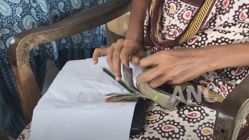 எளாவூர் ஒருங்கிணைந்த நவீன சோதனை சாவடியில் லஞ்ச ஒழிப்புத்துறை போலீசார் திடீர் சோதனை. கணக்கில் வராத சுமார் 3 லட்சம் ரூபாய்க்கு மேல் பணம் சிக்கி உள்ளதாக முதற்கட்ட தகவல்…