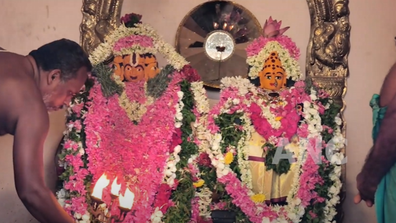 பெரியகுளம் அருகே மலை அடிவாரத்தில் அமைந்துள்ள மும்மூர்த்தி திருக்கோயிலில் ஸ்ரீ சரஸ்வதி பிரம்மாவிற்கு சிறப்பாக அபிஷேக அலங்கார ஆராதனை நடைபெற்றது