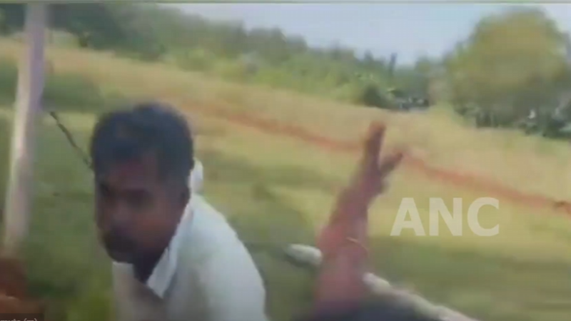 கொலை முயற்சியில் ஈடுபட்ட அரசு போக்குவரத்து கழக பேருந்து ஓட்டுனர் மீது நடவடிக்கை எடுக்காவிட்டால் தற்கொலை செய்து கொள்வோம் ஆட்சியரகத்தில் புகார் மனு வழங்கிய பெண்கள் சோகத்துடன் செய்தியாளர்களிடம் தெரிவித்தனர்