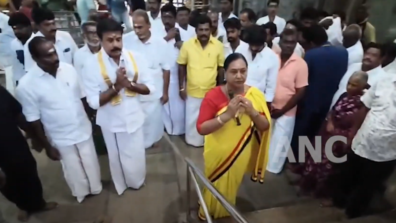 திருச்சியில் பிரேமலதா விஜயகாந்த் மலைக்கோட்டை மாணிக்க விநாயகர் ஆலயத்தில் சாமி தரிசனம் செய்தார்.