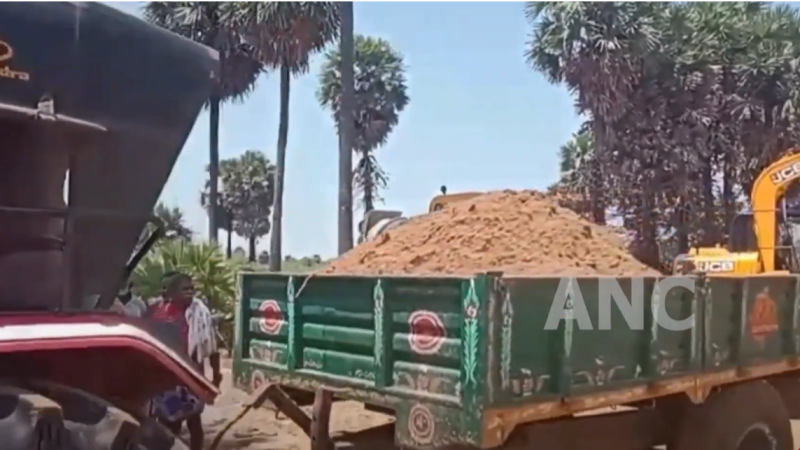 காளையார்கோவில் அருகே தடுப்பு மதகு கட்டும் பணியின் போது ஒப்பந்ததாரர் ஆற்று மணலை கொள்ளை அடிப்பதாகவும், பணமரங்களுக்கு தீ வைத்து எரிப்பதாகவும் கிராம மக்கள் குற்றச்சாட்டு.