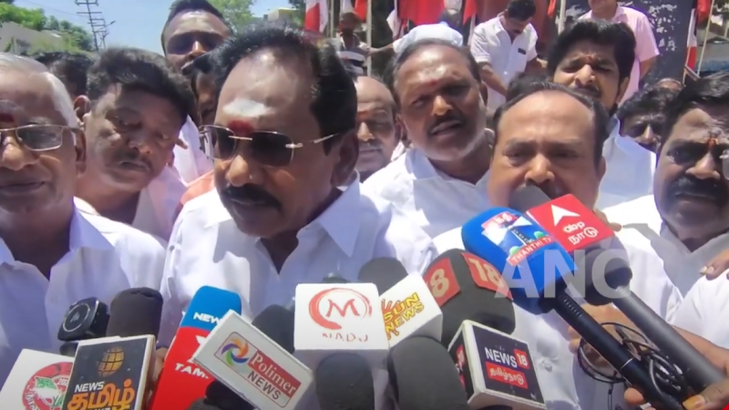 மதுரையில் முன்னாள் அமைச்சர் செல்லூர் ராஜு 117 வது அண்ணா பிறந்த நாளை முன்னிட்டு மாலை அணிவித்து மரியாதை செய்து தொண்டர்களுக்கு இனிப்புகள் வழங்கினார்