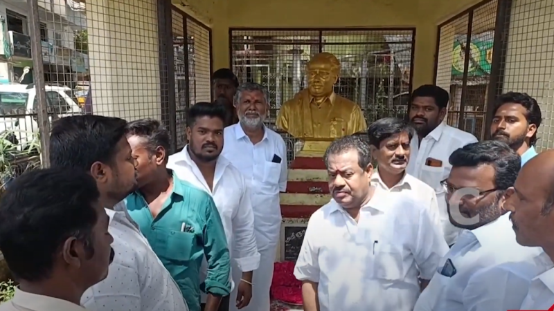 பேரறிஞர் அண்ணா பிறந்தநாளை திமுக திருவாரூர் மாவட்டம் சார்பில் அவரது உருவசிலைக்கு மாலை அணிவித்து மரியாதை செலுத்தி இனிப்புகள் வழங்கி கொண்டாட்டம் … மேலும் திமுக மாவட்டசெயலாளர் பூண்டிகலைவாணன் எம்எல்ஏ தலைமையில் கட்சியினர் தமிழ்நாட்டை தலையை குனியவிடமாட்டேன் என உறுதி ஏற்றனர்