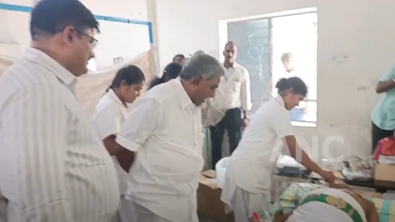 நன்னிலத்தில் உள்ள அரசு ஆண்கள் மேல்நிலைப் பள்ளியில் நலம் காக்கும் ஸ்டாலின் உயர் மருத்துவ முகாம் திருவாரூர் மாவட்டஆட்சியர், சட்டமன்ற உறுப்பினர் பார்வையிட்டு சிகிச்சை பெற்று வருபவர்களிடம் நலம் விசாரித்தனர் … முகாமில் ஆயிரத்திற்கும் மேற்பட்டோர் பரிசோதனை செய்து கொண்டனர்…