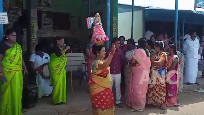 மது ஒழிப்பு விழிப்புணர்வு நிகழ்ச்சி கரகாட்டத்துடன் துண்டு பிரசுரம்வழங்கி விழிப்புணர்வு ஏற்படுத்தினர்.