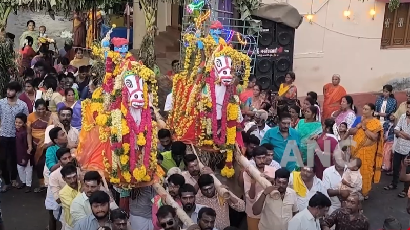 பெரியகுளம் அருகே உள்ள அருள்மிகு செல்லாண்டி அம்மன் கோவில் திருவிழாவை முன்னிட்டு மேளதாளத்துடன் சாமி குதிரையை ஊர்வலமாக கோவிலுக்கு கொண்டு சென்றனர்