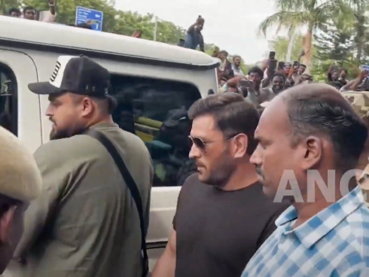 முதல் முறையாக மதுரையில் நிகழ்ச்சியில் பங்கேற்க வரும் எம் எஸ் தோனி; தோனியை வரவேற்க நீண்ட நேரமாக காத்திருக்கும் நூற்றுக்கும் மேற்பட்ட ரசிகர்கள்