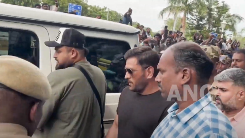 முதல் முறையாக மதுரையில் நிகழ்ச்சியில் பங்கேற்க வரும் எம் எஸ் தோனி; தோனியை வரவேற்க நீண்ட நேரமாக காத்திருக்கும் நூற்றுக்கும் மேற்பட்ட ரசிகர்கள்