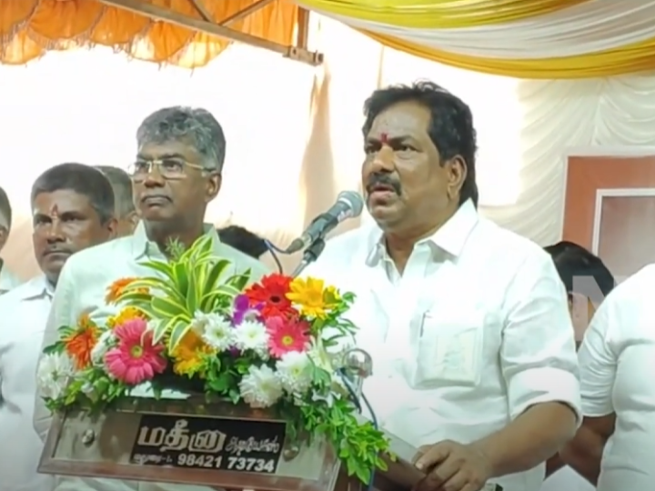 திமுகவின் இளைஞர் அணி செயலாளரும் தமிழ்நாடு துணை முதலமைச்சருமான உதயநிதி ஸ்டாலின் அவர்களின் பிறந்தநாளை முன்னிட்டும், ஓரணியில் தமிழ்நாடு சிறப்பாக செயல்பட்ட கழகத்தினரை பாராட்டும் வகையிலும் மதுரை வடக்கு மாவட்ட திமுக சார்பில் கிழக்கு தொகுதிக்குட்பட்ட திமுக நிர்வாகிகளுக்கு மதுரை உத்தங்குடி பகுதியில் நடைபெற்ற நிகழ்ச்சியில் வடக்கு மாவட்ட செயலாளரும் வணிகவரி மற்றும் பதிவுத்துறை அமைச்சருமான பி. மூர்த்தி 5 ஆயிரத்துக்கும் மேற்பட்ட திமுகவினருக்கு நலத்திட்ட உதவிகளை வழங்கினார்.