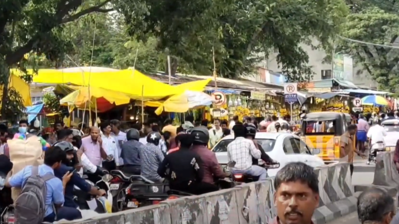 கோவை: ஆயுத பூஜை பண்டிகையை முன்னிட்டு கோவை பூ மார்க்கெட்டில் தேவையான பொருட்களை மக்கள் வாங்கி சென்றனர்.