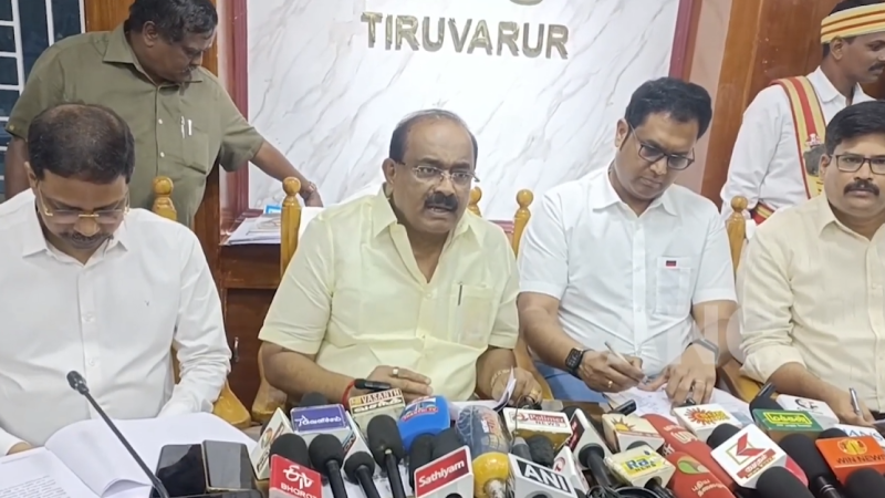 யாராவது லஞ்சம் கேட்டால் மாவட்டஆட்சியர் , வருவாய்அலுவலர் , கோட்டாட்சியர் , தமிழ்நாடு நுகர்பொருள் அலுவலர்களிடம் புகார் தெரிவிக்கலாம் , செல்போன் நம்பரும் கொடுத்துள்ளோம் … இதுவரை 100க்கும் மேற்பட்ட பட்டியல் எழுத்தர்கள் மீது நடவடிக்கை எடுத்துள்ளோம் என திருவாரூரில் உணவுத்துறைஅமைச்சர் அர . சக்கரபாணி திருவாரூரில் பேட்டி…
