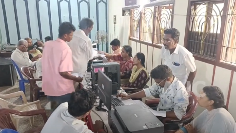 திருவாரூர் நகரப் பகுதிகளில் நடைபெற்ற உங்களுடன் ஸ்டாலின் முகாம் … உடனடி தீர்வு காணப்பட்ட பொதுமக்கள் மனுக்களுக்கு சான்றுகளை மாவட்டஆட்சியர் , சட்டமன்றஉறுப்பினர் வழங்கினர் …