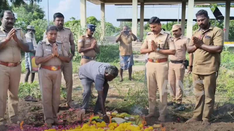 தஞ்சை மருத்துவக்கல்லூரி மருத்துவமனை பிரேத கிடங்கில் யாரும் உரிமை கோராமல் இருந்த 13 பேரின் உடல்களை உரிய மரியாதை செலுத்தி காவல்துறையினரே அடக்கம் செய்தனர்.