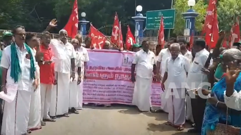 திருவாரூர் மாவட்டஆட்சியர் அலுவலகம் முன்பு சிஐடியு ஊரக வளர்ச்சி உள்ளாட்சித்துறை ஊழியர் மற்றும் என்எம்ஆர் ஊழியர் சங்கத்தினர் கோரிக்கைகளை வலியுறுத்தி கும்மியடித்து நூதன முறையில் கோஷமிட்டு ஆர்ப்பாட்டம் நடத்தினர் ,