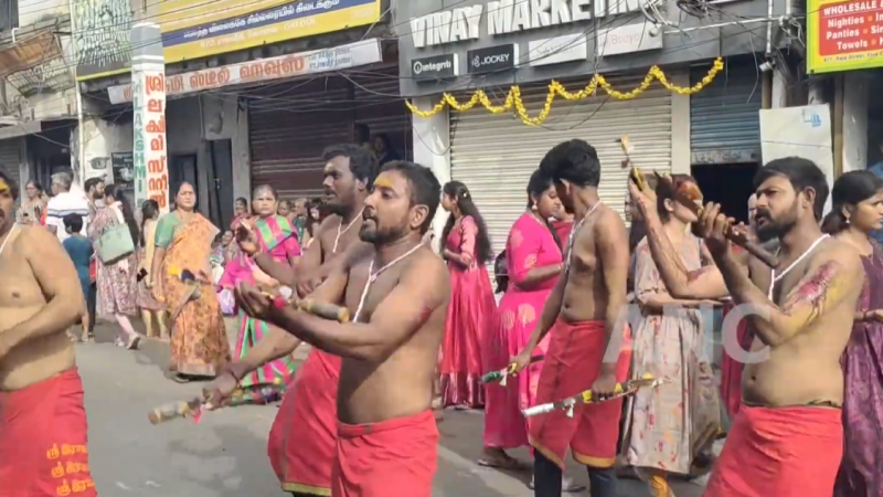 கோவையில் உள்ள சவுடேஸ்வரி அம்மன் கோவிலில் ரத்தம் சொட்டச் சொட்ட கத்தி போடும் திருவிழா.