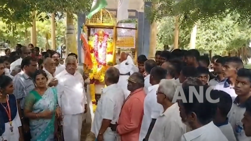 மகாத்மா காந்தியின் 157 வது பிறந்தநாள் விழாவை முன்னிட்டு மாவட்டம் முழுவதும் காந்தி சிலை மற்றும் திருவுருவப்படத்திற்கு மலர் தூரி மரியாதை செலுத்தி வருகின்றனர் காந்தியவாதிகள்