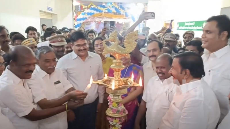 ஒருத்தர் இங்குவந்து பேசிவிட்டு சென்றார் திருவாரூருக்கு என்ன செய்தார்கள் என்று , நகரத்தினுடைய வளர்ச்சிக்காக நம்முடைய முதலமைச்சர் அவர்கள் திருவாரூர் மாவட்டத்திற்கு மட்டும் நான்கு ஆண்டு காலத்தில் கிட்டத்தட்ட 1,700 கோடி ரூபாய் வழங்கியிருக்கிறார் என திருவாரூரில் புதிதாக கட்டப்பட்ட முத்தமிழறிஞர் கலைஞர் நகர பேருந்து நிலையத்தை திறந்து வைத்த நகராட்சி நிர்வாகதுறை அமைச்சர் கேஎன். நேரு பேசினார் …
