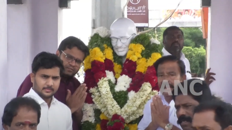 திருச்சியில் மகாத்மாகாந்தியின் பிறந்த நாள் மற்றும் காமராஜர் நினைவு நாள் உருவச்சலைகளுக்கு அமைச்சர் மாலை அணிவித்து நலத்திட்ட உதவிகளை வழங்கினார்.