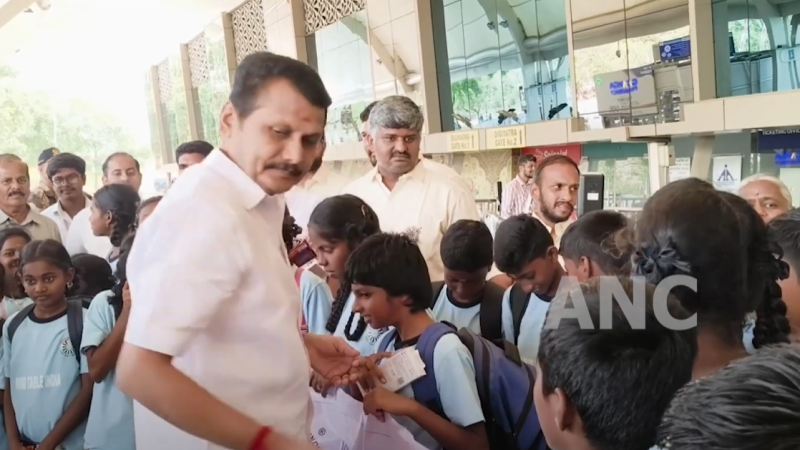 கரூர் சோமூர் அரசு பள்ளியில் பயிலும் மாணவர்களை முன்னால் அமைச்சர் செந்தில் பாலாஜி கோவையில் இருந்து வழியனுப்பி வைத்தார்