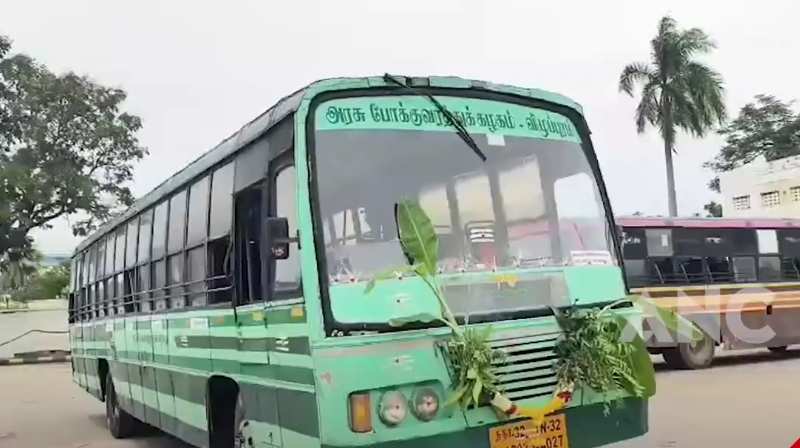 செஞ்சி அரசுபோக்குவரத்து கழக பணிமனையில் ஆயுத பூஜை விழா- முன்னாள் அமைச்சர் செஞ்சி மஸ்தான் எம்.எல்.ஏ. பங்கேற்று போக்குவரத்து கழக பணியாளர்களுக்கு இனிப்புகளை வழங்கினார்.