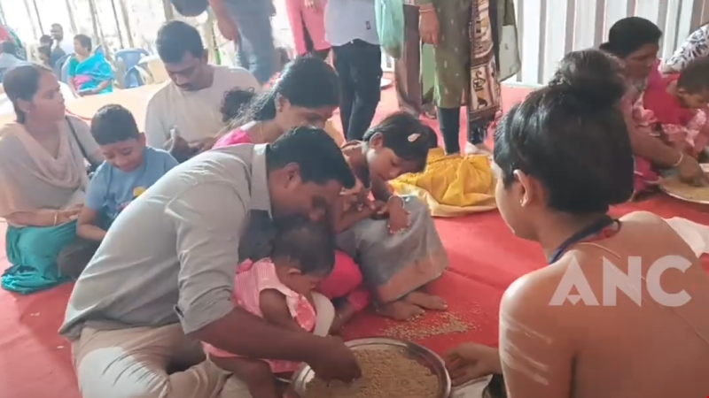 விஜயதசமியை முன்னிட்டு திருவாரூர் அருகே கல்விக் கடவுளான ஸ்ரீசரஸ்வதி அம்மன் ஆலயத்தில் கல்வியில் சிறந்து விளங்க பெற்றோர்கள் தங்கள் குழந்தைகளுடன் வருகை தந்து ஏராளமானோர் வழிபாடு செய்தனர்