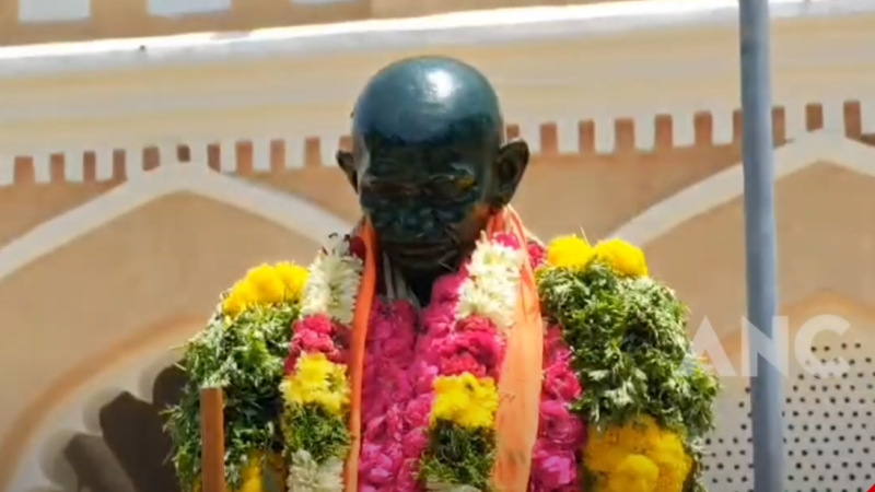 மதுரை காந்தி அருங்காட்சியகத்தில் உள்ள காந்தி சிலைக்கு காவித்துண்டு அணிவிக்கப்பட்டதால் சர்ச்சை.