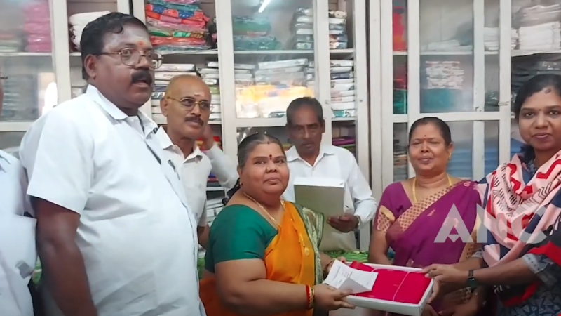 அண்ணல் காந்தியடிகளின் 157 வது பிறந்தநாள் மற்றும் சிறப்பு கதர் விற்பனையை துவக்கி வைத்தார் மாவட்ட ஆட்சியர் அருணா புதுக்கோட்டை சீதாபதி பிள்ளையார் கோவில் அருகே உள்ள காதிகிராப்டீல் இன்று நடைபெற்ற நிகழ்வு பங்கேற்ற மாவட்ட ஆட்சியர் அருணா காந்தியடிகளின் திருவுருவப்படத்தை திறந்து வைத்து மலர் தூவி மரியாதை செலுத்தினார்