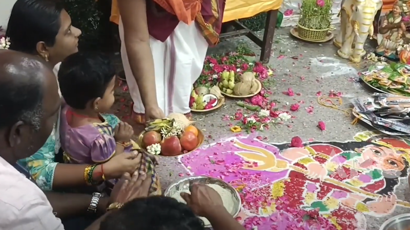 விஜயதசமியை முன்னிட்டு ஆண்டிபட்டி பெருமாள் கோவிலில் மகிசாசுரமர்த்தினி தேவிக்கு சிறப்பு வழிபாடு நடத்தப்பட்டு வித்யாரம்பம். குழந்தைகள் ஏடு தொடங்கும் நிகழ்வை முன்னிட்டு அரிசியில் அ, ஆ எழுதி கல்வியை தொடங்கினர்.