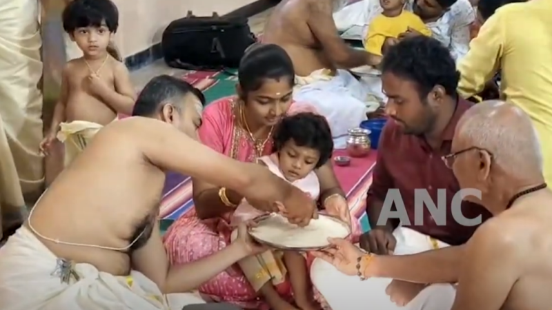 கோவை, சித்தாபுதூர் ஐயப்பன் கோவிலில் வித்யாரம்பம் நிகழ்ச்சி : பிள்ளையார் சுழி போட்ட சுட்டி குழந்தைகள் !!!