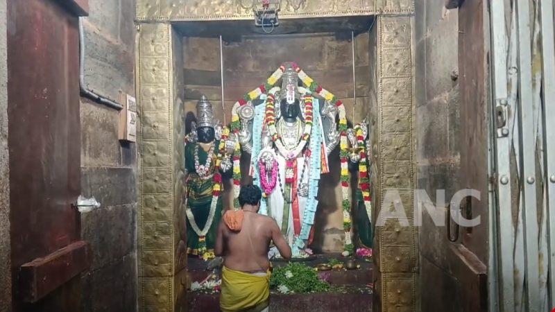 புரட்டாசி சனிக்கிழமையை முன்னிட்டு பெருமாள் கோவிலில் குவிந்த பக்தர்கள். நீண்ட வரிசையில் நின்று சுவாமி தரிசனம்.