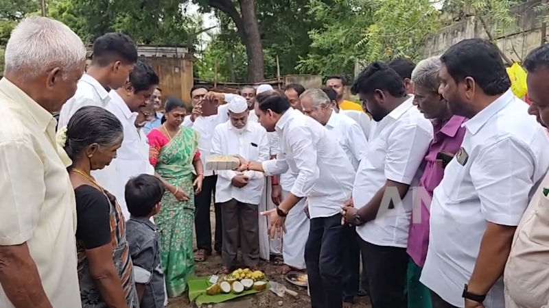 நூலக கட்டிடம் காட்டுவதற்கான அடிகள் நாட்டும் விழாவில் கலந்துகொண்டு அடிகள் நாட்டில் பணிகளை துவக்கிவைத்தார் புதுக்கோட்டை சட்டமன்ற உறுப்பினர் டாக்டர். வை. முத்துராஜா