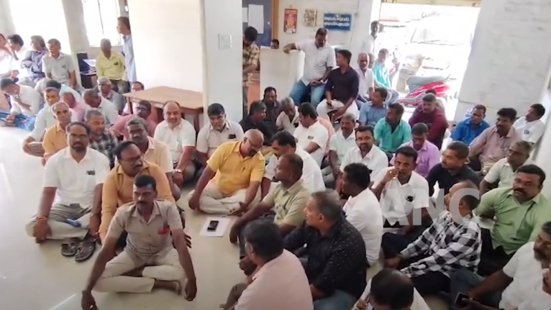 காலி பாட்டில் வாங்குவதனால் சுகாதார சீர்கேடு ஏற்பட்டு டாஸ்மாக் ஊழியர்கள் பாதிக்கப்பட்டு வருவதாக வேதனை*