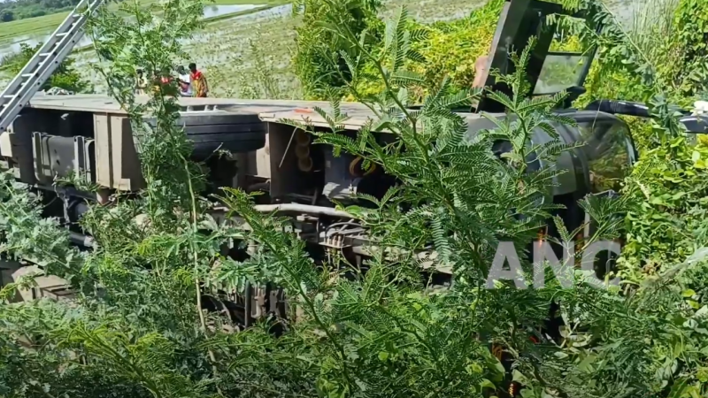 திருச்சி அருகே டூரிஸ்ட் வேன் கவிழ்ந்து 9 பேர் காயம் – காயமடைந்தவர்களை மீட்ட காவல்துறையினர்