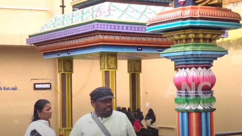 தேனியில் உள்ள முத்து மாரியம்மன் கோயிலில் நடிகர் செந்தில் தனது மனைவியுடன் சாமி தரிசனம் செய்தார்