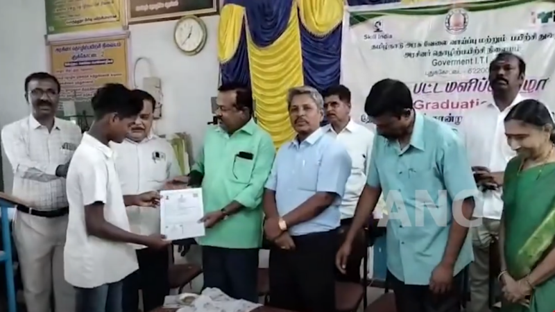புதுக்கோட்டை அரசினர் தொழிற்பயிற்சி நிலையத்தில் இன்றைய தினம் பயிற்சி முடித்த பயிற்சியாளர்களுக்கு பட்டமளிப்பு விழா நிலைய முதல்வர் பாலசுப்பிரமணியன் தலைமையில் நடைபெற்றது