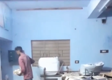 அரசு பள்ளியில் நோட்டு புத்தகங்களை கடத்திய ஆசிரியர் மற்றும் தூய்மை பணியாளர் தற்காலிகமாக பணி இடமாற்றம் செய்துள்ளனர்