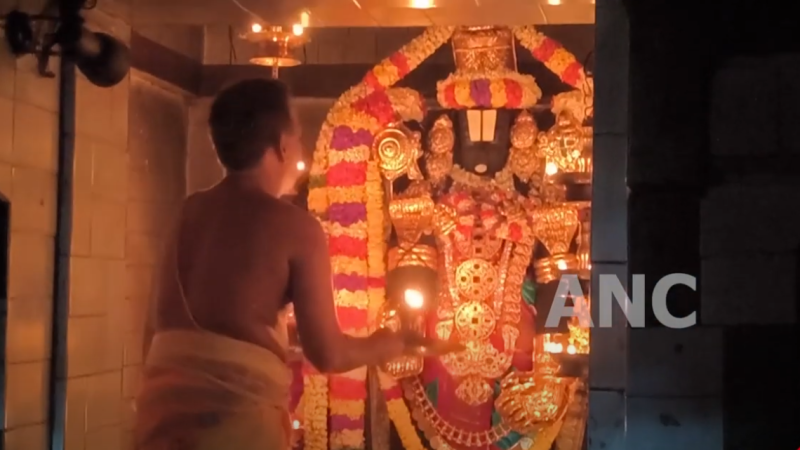 புரட்டாசி மாதம் மூன்றாவது வாரம் சனிக்கிழமையை முன்னிட்டு உற்சவர் முத்தங்கி சேவை அலங்காரத்தில் பெரியகுளம் ஸ்ரீ வரதராஜ பெருமாள் பக்தர்களுக்கு காட்சியளித்தார்