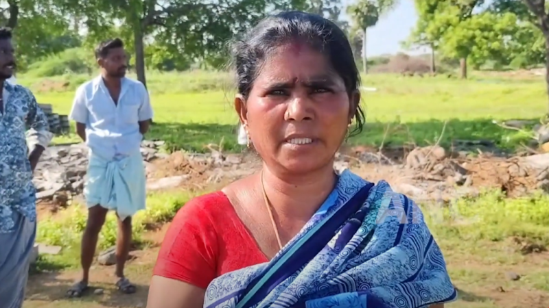 திருச்சி மாவட்டம், அம்மாபேட்டை ஆதிதிராவிடப் பொதுமக்களுக்கு 65ஆண்டுகளுக்கு முன்பு அரசால் வழங்கப்பட்டது.இந்நிலையில் இன்று அரசு தரப்பில் அந்த இடத்தை தற்போது கலைஞர் வீடு திட்டத்திற்கு புதிதாக பட்டா கொடுத்தவர்களுக்கு கொடுக்கும் வகையில் இடத்தை அளப்பதற்காகவும், அத்துக்கல் வைப்பதற்காக அங்கு கல்லை கொண்டு வந்த பொழுது பொதுமக்கள் கல் கொண்டு வந்த வாகனத்தை தடுத்து நிறுத்தி அவருடன் வாக்குவாதத்தில் ஈடுபட்டனர்.