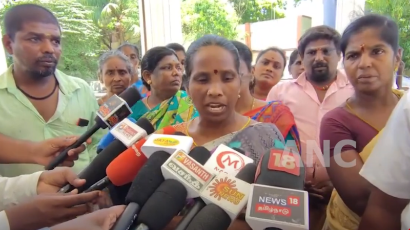 மதுரை திருப்பரங்குன்றம் பகுதியில் குடியிருப்புகளுக்கான பாதை ஆக்கிரமிப்புகளை அகற்ற கோரி மாவட்ட ஆட்சியர் அலுவலகத்தில் அமர்ந்து தர்ணா போராட்டத்தில் ஈடுபட்ட மக்கள் – பாதையை வாடகை முறையில் பயன்படுத்திவரும் மக்கள்.